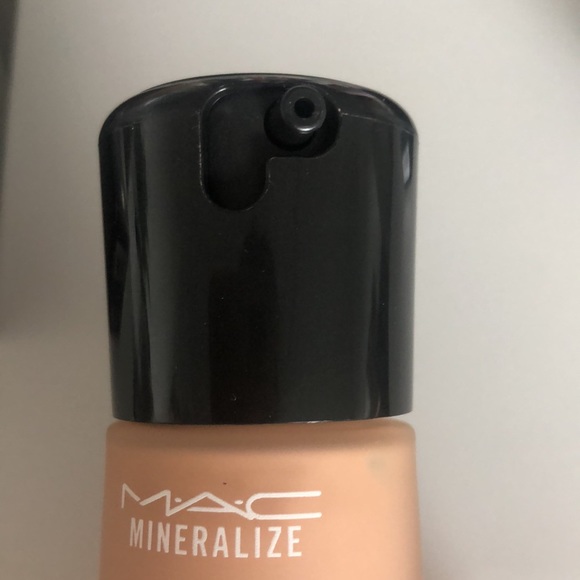 SOLD MAC Mineralize Moisture Foundation 30mL DISCONTINUED - Picture 6 of 6